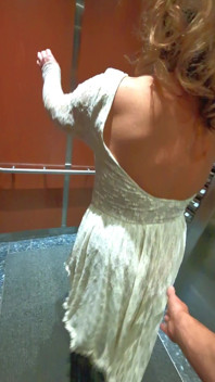 Une MILF Excitée Exhibe Sa Chatte Et Son Cul Au Bar Et À L’hôtel