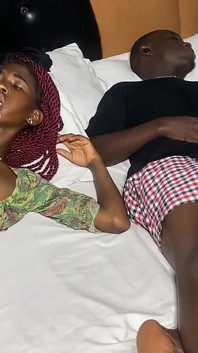 BBC Sommarbesökare blev förförd och lömsk knullad besties petite hemmafru som fick henne att spruta från fitta