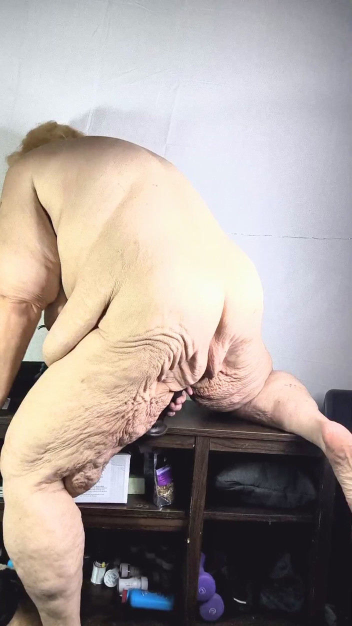 HerculesnVENUS: Lei il capo che lo cavalca sulla sua scrivania che...