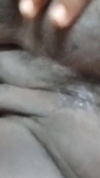 Indiana Anty Sweet Passy comendo o dedo e bombeando água
