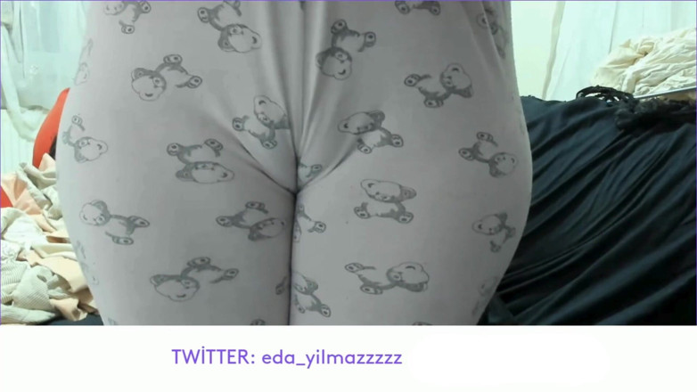 bigass_sexy_bigboobs: Masturbare în pijamale