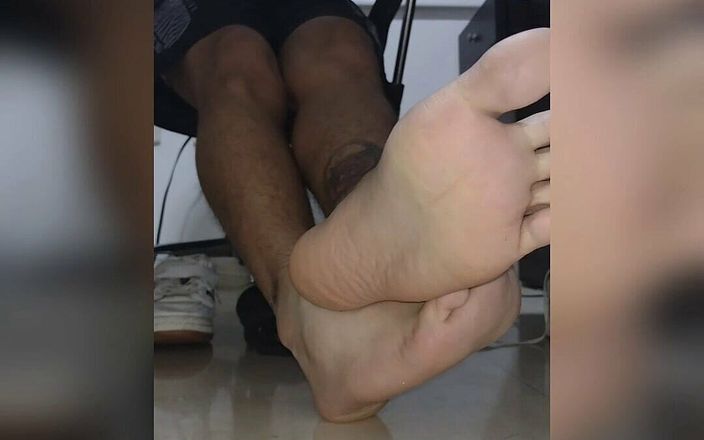 Tomas Styl: Student shows his FEET while in virtual classes