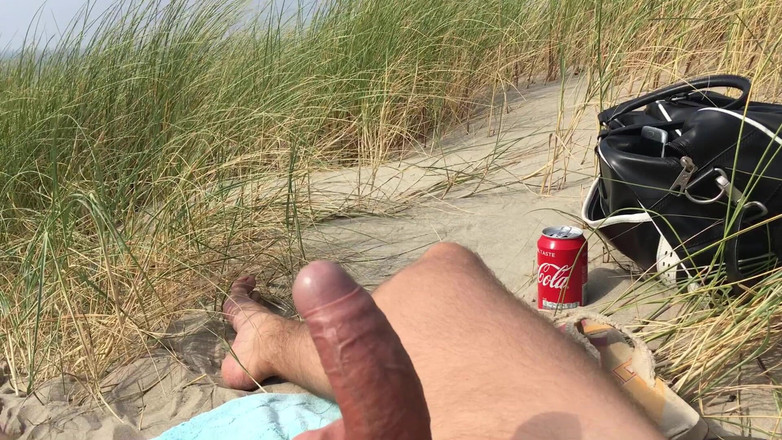 Double-Dutchies: समुद्र तट पर नग्न मस्ती - लंड हिलाना, चूसना, खिलौनों के साथ गांड चुदाई और चुदाई