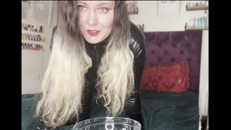 MissFFW: ミス・FFWが他の女性のキャットスーツを着て大きなおしっこをする