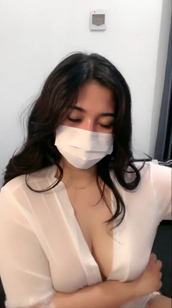 Chinita Wife: Chica increíblemente caliente y bonita mostrando sus tetas perfectas en...