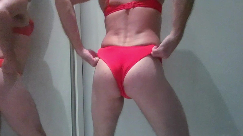 Alan Long: Descendo escadaria do prédio de calcinha!