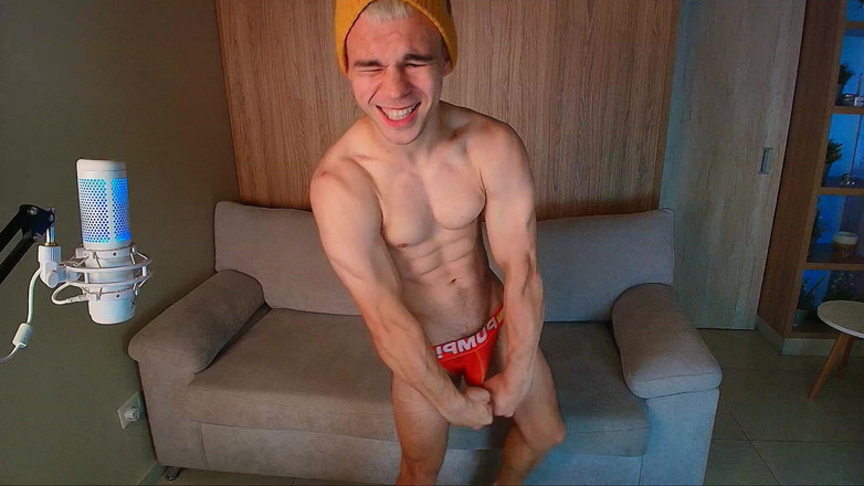 Max_Russell: Lelaki Rusia yang kacak mempamerkan otot dan punggungnya