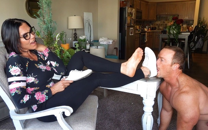 Goddess zephy: Schuhlecker bittet, meine füße zu riechen! Werde ich ihn lassen?