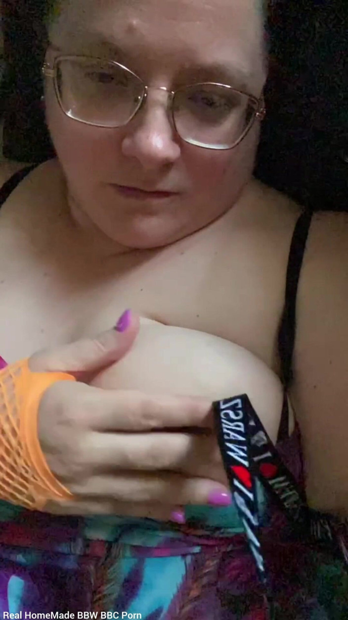Real homemade BBW BBC porn: Plagen wrijven knijpend in mijn tieten die aan mijn tepels...
