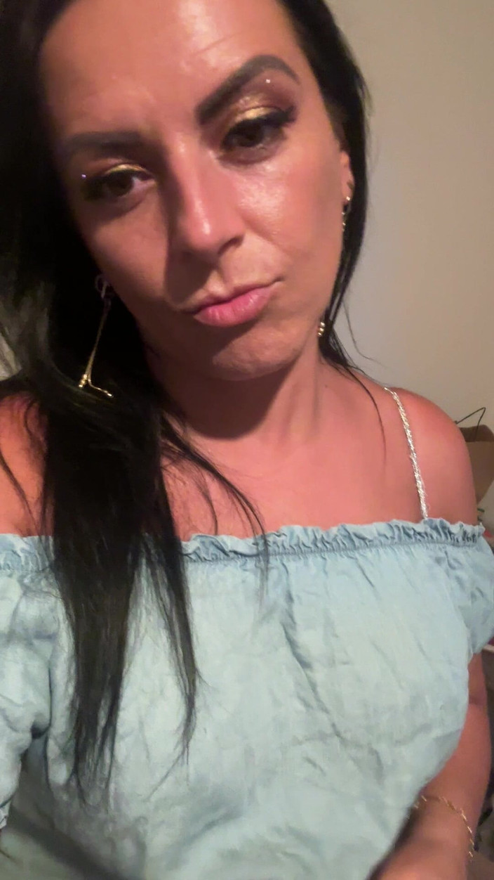 MilfyCalla: Rochie albastră moale, fără sutien - tachinare naturală în lumină