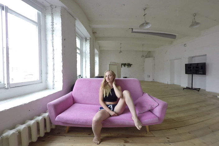 StasyQVR: Lo spogliarello mattutino di una bionda stretta