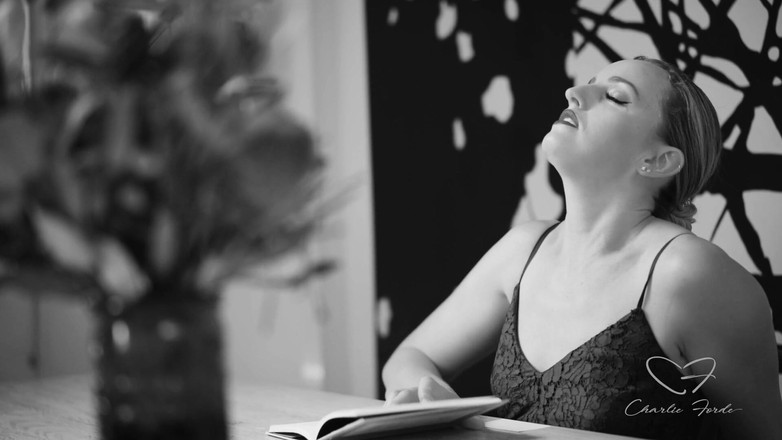 CharlieForde: Odă literaturii isterice cu Charlie Forde, Amber Moore