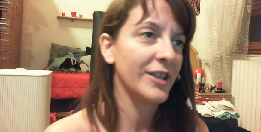 Nicoletta Embassi: Buka pantatnya di dekat hidungmu - kamu mau masukin lidahmu ke...