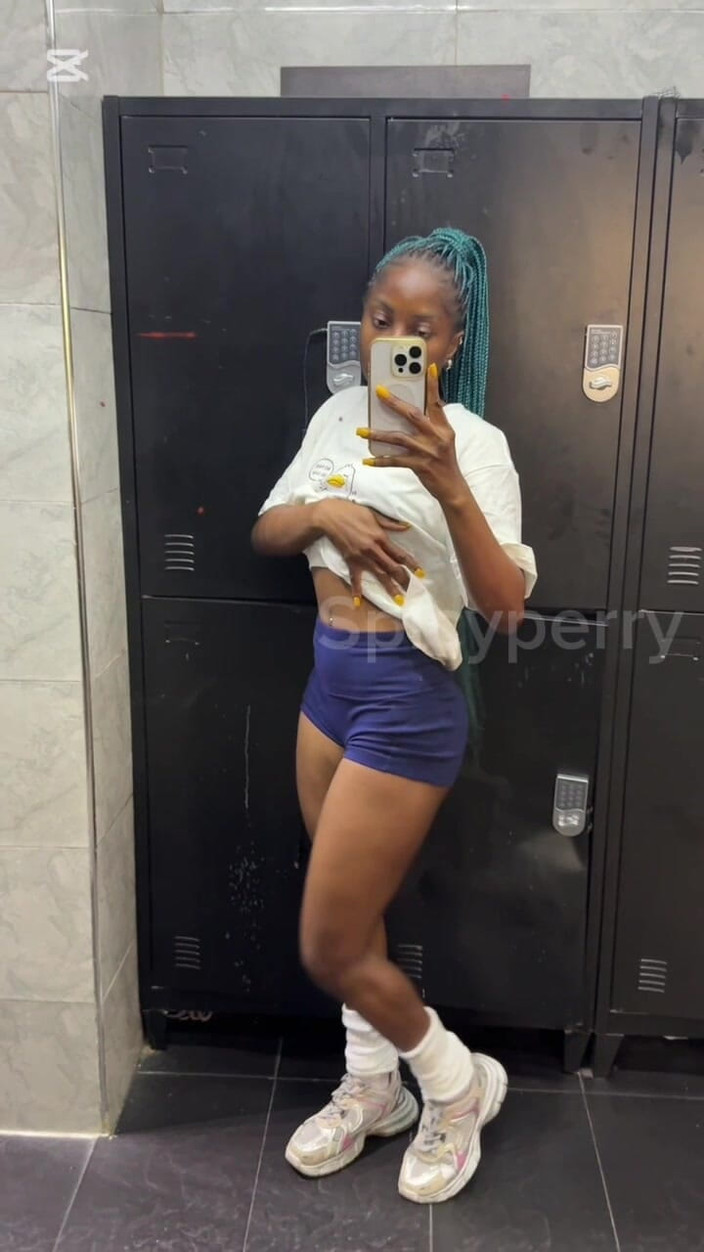 Spicy perry: Menunjuk-nunjukkan pantat saya di tandas awam.