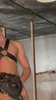 Espanhol realmente hétero concorda em ser fodido no cu sem camisinha por um garoto espanhol gay, num quarto dos fundos