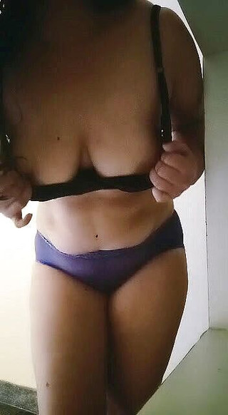 Ayushi: Mostra tette e video con un gran culo