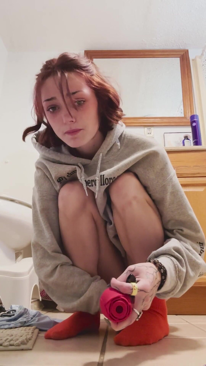 Shrooms Q: Gül seks oyuncağımı kullanarak sinsi banyo ve dildoma boşalıyor