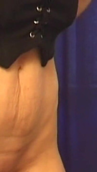 Zralá brunetka MILF se zavázanýma očima vydrží smyslnou intimní prohlídku