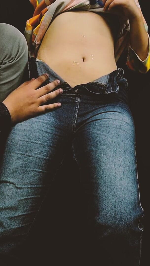 Vicky Thakur: 热辣的印度巨乳熟女主宰并把幸运的壮男淹没在她的阴户里