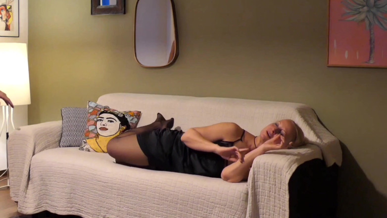 Selena701: Soție blondă frumoasă și matură se bucură de sex în ciorapi