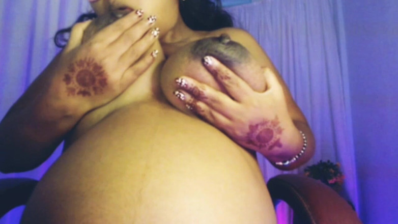 HotGirl21: Kıllı amcık memelerini parmaklıyor göt emiyor çıplak oynuyor