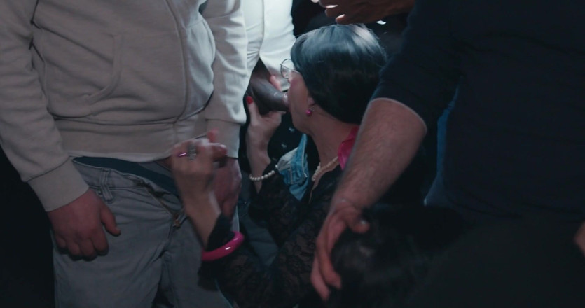 Gangbang and Co: Mature Woman Offered for a Hardcore Gangbang at a Swinger...