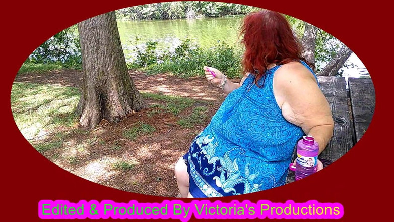 BBW nurse Vicki adventures with friends: bahar zamanı senin için parkta baloncuklar üflemeyi seviyorum!