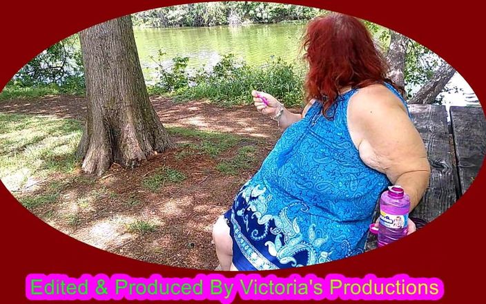 BBW nurse Vicki adventures with friends: L’heure du printemps, j’adore sucer des bulles dans le parc...