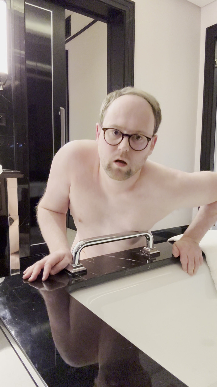 BiBoy: Трение задницей ручкой в ванне