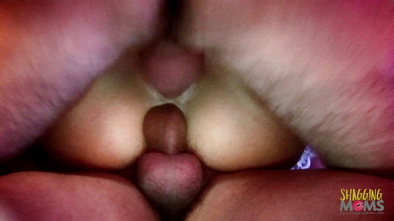 Shagging Stepmoms: 淫荡女郎的紧致小穴被两根大鸡巴塞满