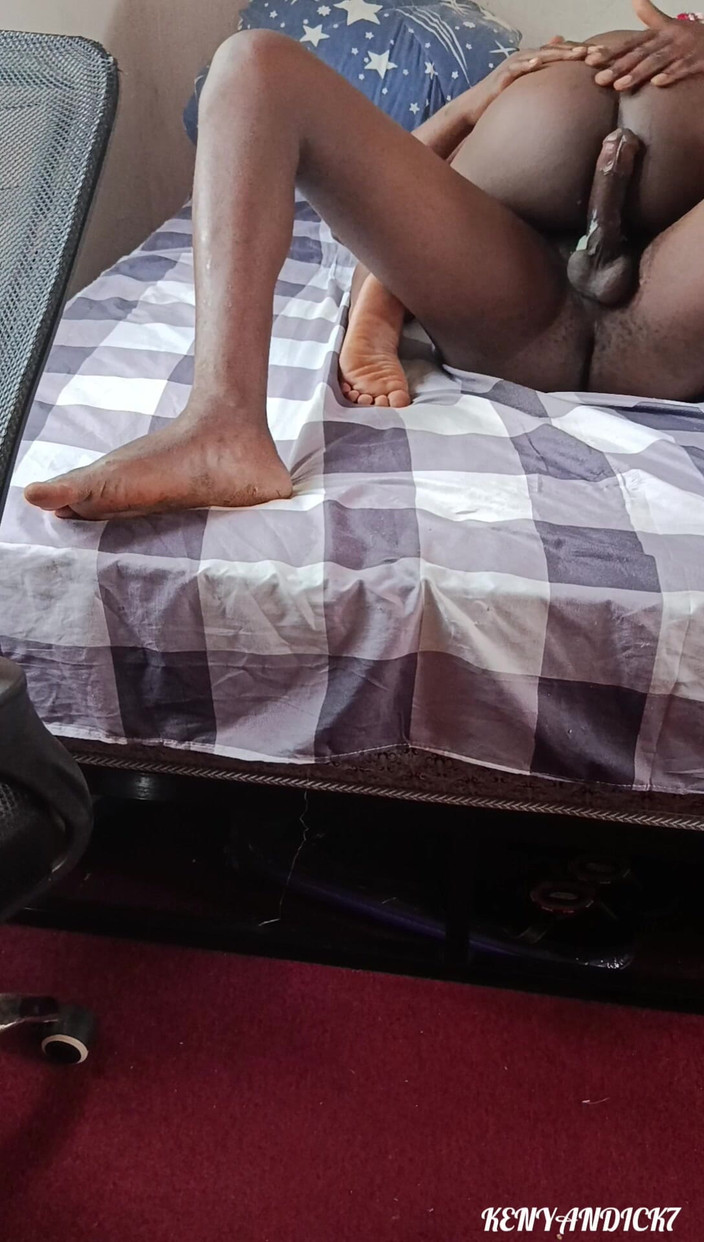 Kenyan Dick7: Bekas teman wanita datang melawat saya untuk hujung minggu dan...
