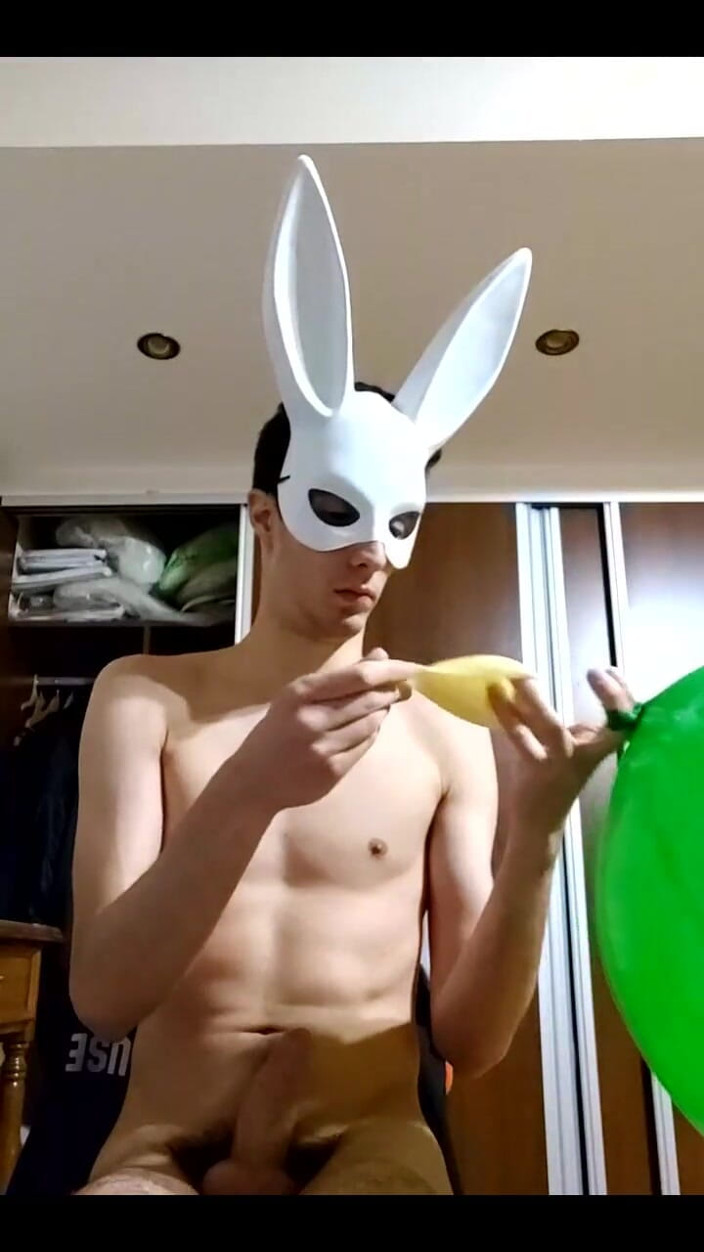 Floatie Boy: Bunny Looner wysadza duże balony podczas szarpania się na streamie