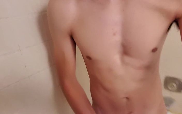 Z twink: Young Fit Guy Nude in Shower