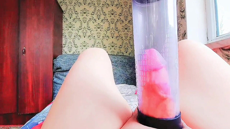 Kitty_Cross: Linda chica trans chupando brillo hacia la cámara