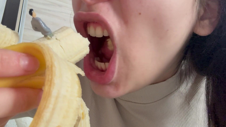 AmayaMori: Riesin stiefmutter isst eine banane, sieht es aber