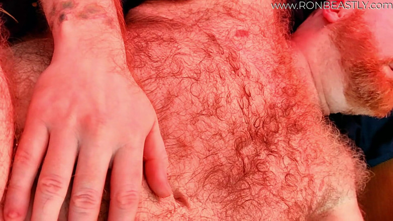 RonBeastlyFTM: Un ours trans se fait étirer la chatte par un ourson...