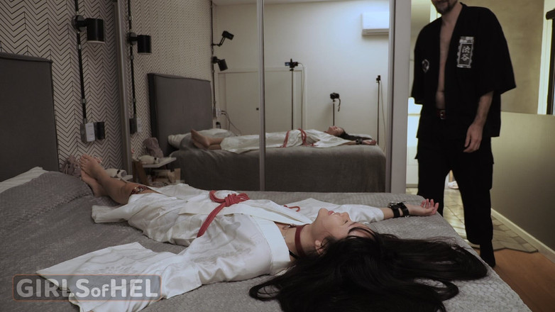 Girls of Hel: Гра в сукні з вітчимом у білому кімоно - секс у бондажі