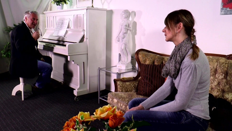 MMV German Teens: Velho professor de piano dá aula de foda para uma...