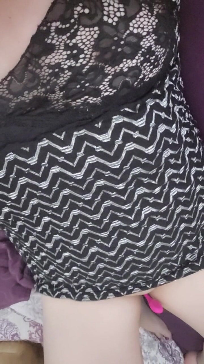 Dainty Deviant: Hete weelderige milf laat anonieme man haar bluetooth weelderige sfeer...