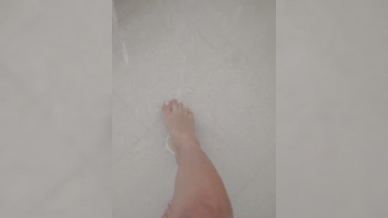 Lulu sweet: Đôi chân gợi cảm trong phòng tắm