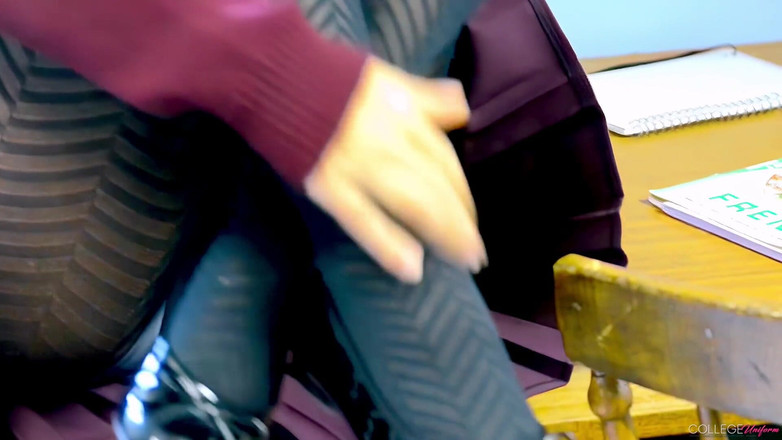 College Uniform: Pratend uniform met Carla Brown