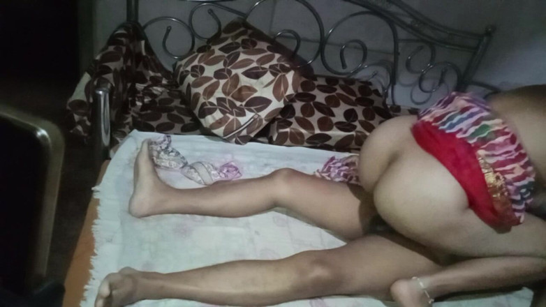 Rangeeli_Mangala: Właściciel domu opuścił pokojówkę.