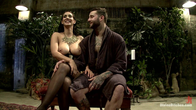Divine Bitches by Kink: Sadistická romantika Isis Love