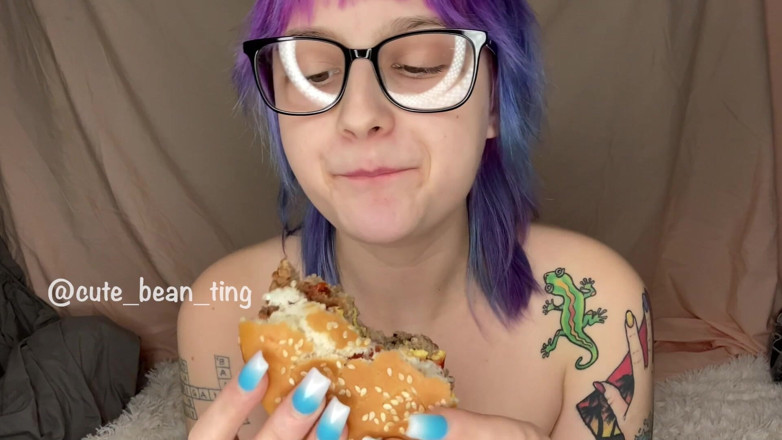 Alice Bean: Alice jí burger a hranolky nahoře bez