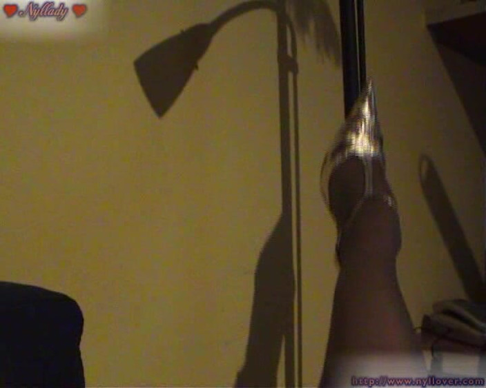 Nyllady: Honění nohama do lampy