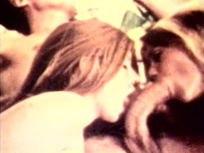 Vintage megastore: Dua cewek jadul rambut pirang berbagi kontol besar