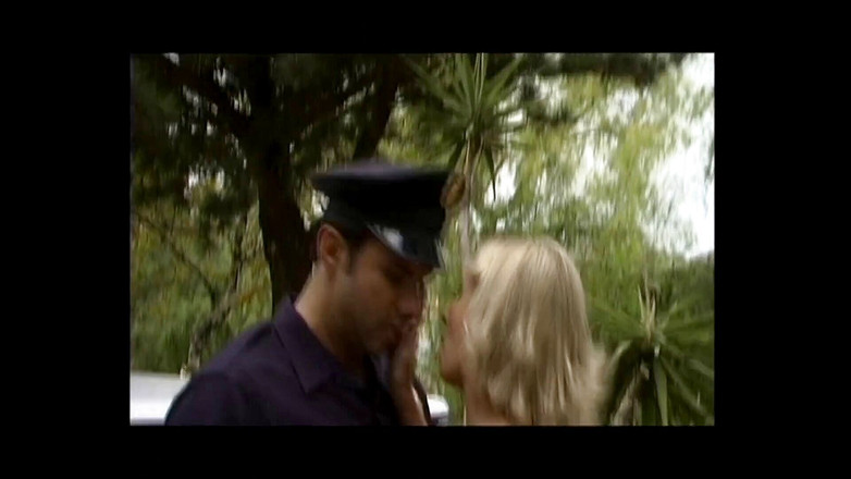 German amateur - 100% German hardcore videos: Une bombasse blonde se fait baiser à l'arrière du camion