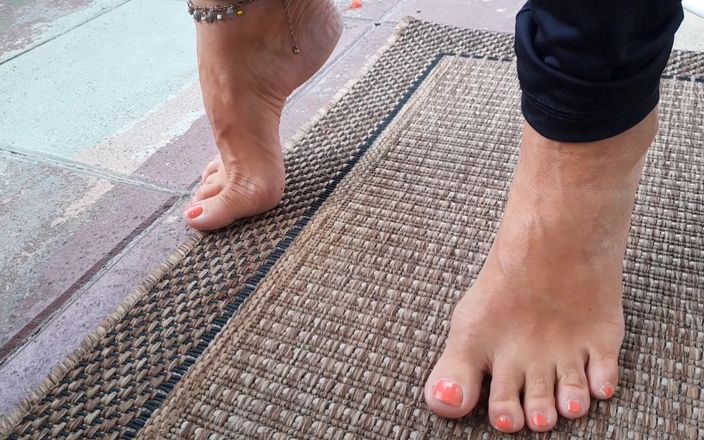 Selena701: Amateur, blonde reife ehefrau genießt fußanbetung