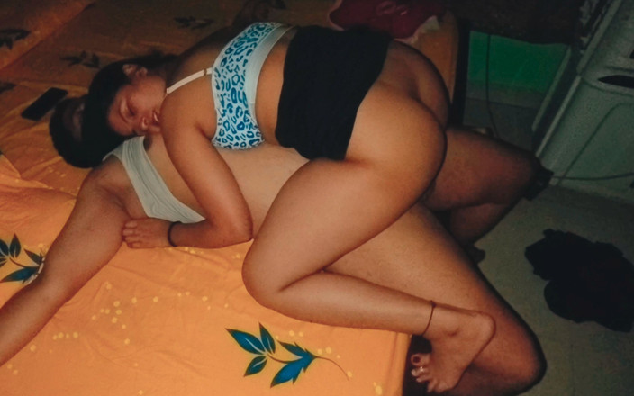 Hot Sis: Chica cachonda folla duro una gran polla