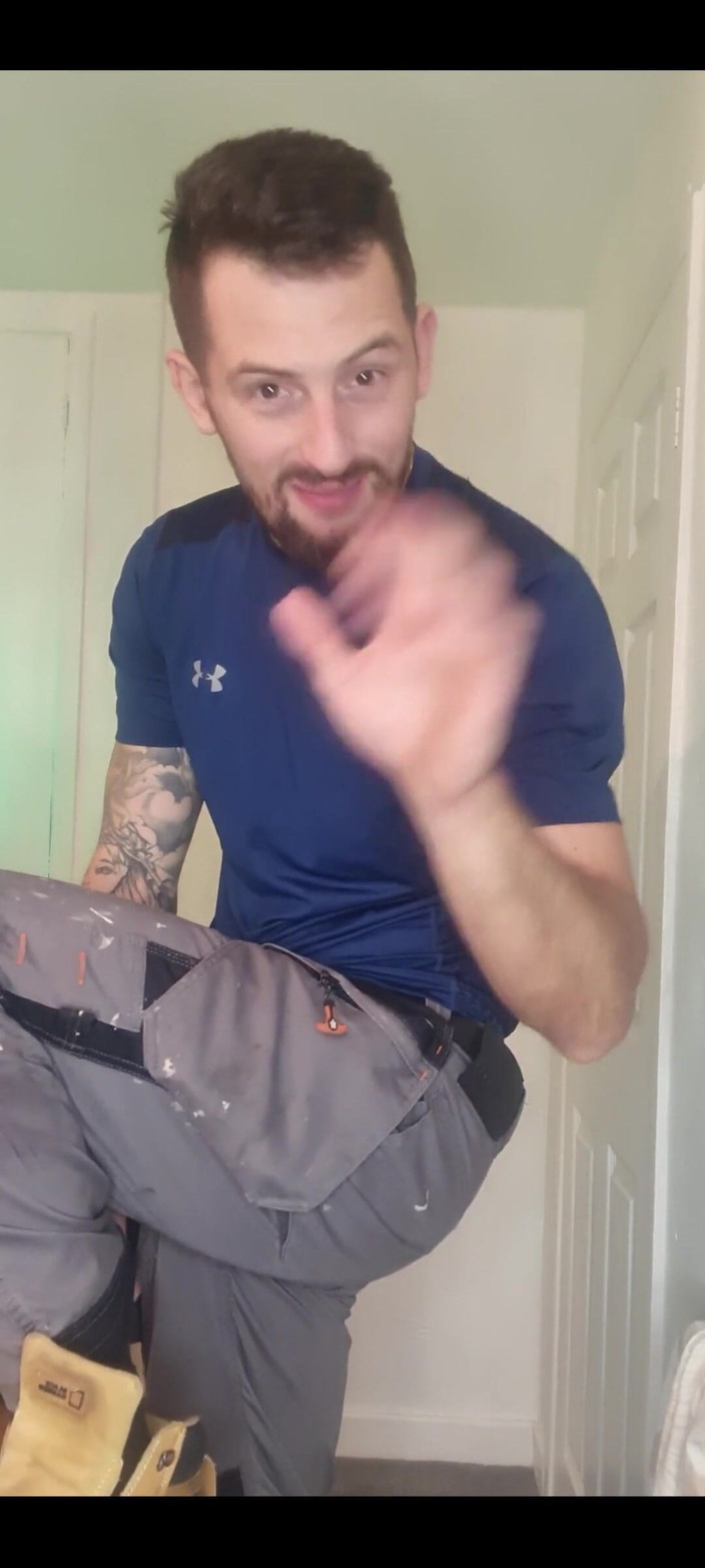 Englishtom20vip: Regarde-moi prendre mon uniforme de travail